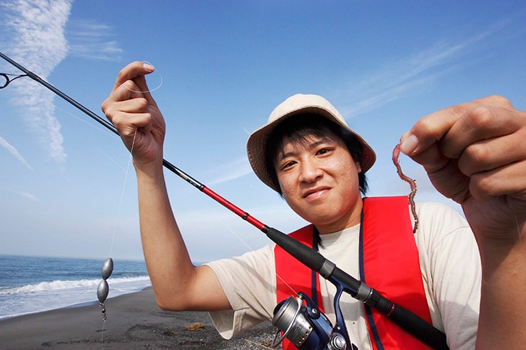 ルアー釣りを諦め、ありあわせのオモリとハリでエサ釣りを始めたササキ君。だが、もはやフグさえ釣れない時間帯に突入してしまった