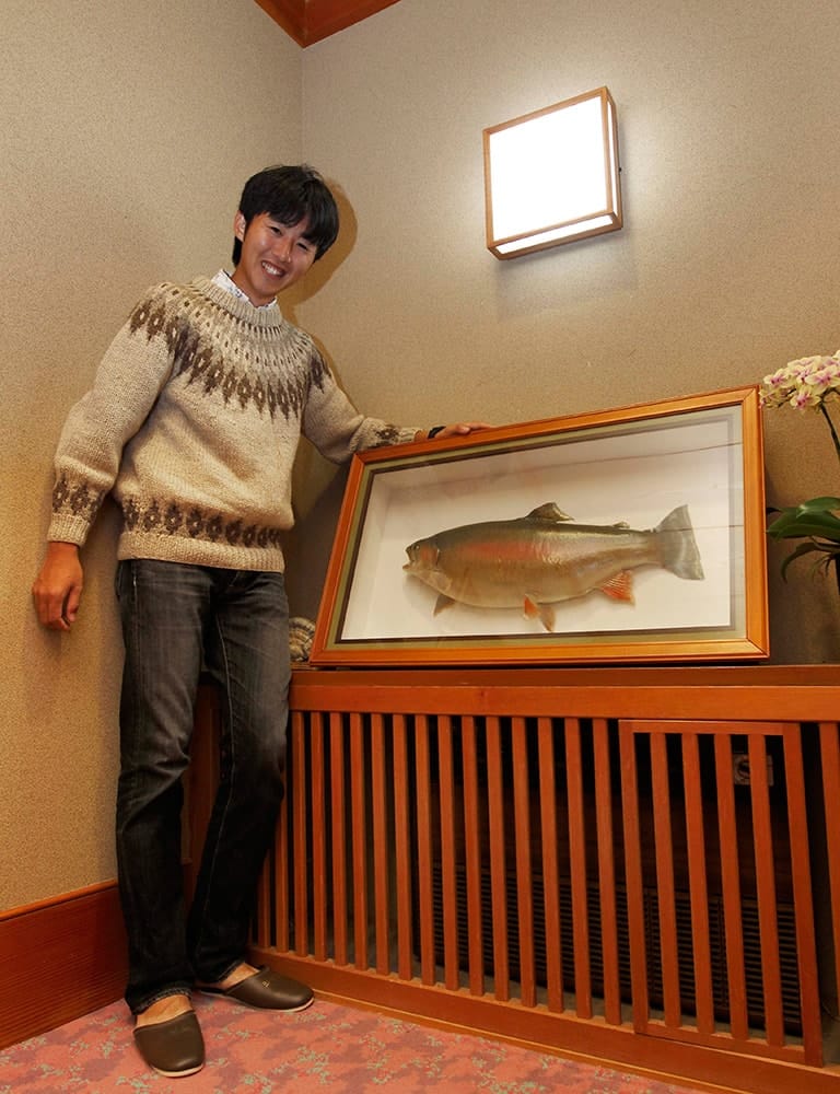 環湖荘の玄関脇に見事なニジマスの剥製が飾ってあった。それを見た落合さん、「このサイズでいいなら、ちょろいもんですよ…」と言ったとか言わないとか。多摩川で87cmのコイを釣ってから、言うことも大きくなってきた