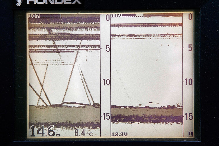 ベテラン船長が魚探をにらみながら的確なアドバイスをくれるので、ビギナーでも安心。もちろん、頼めばこの画像を見せてくれるので、水深や湖底の形状など参考になるだろう