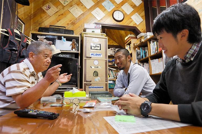 野崎さんが、ヒメトロ初心者のふたりにやさしくレクチャー。ここで腕を上げていった釣り人は数知れず…まさに「野崎道場」だ