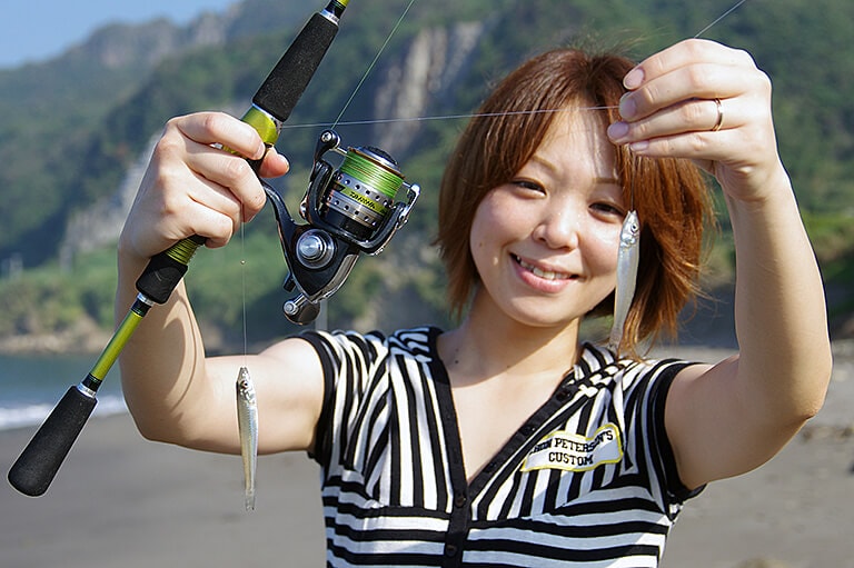 穏やかな秋の浜辺で小気味よいアタリを満喫！初めての「シロギスのチョイ投げ釣り」入門