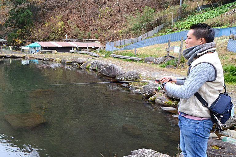 初めての「管理釣り場のニジマス釣り」入門