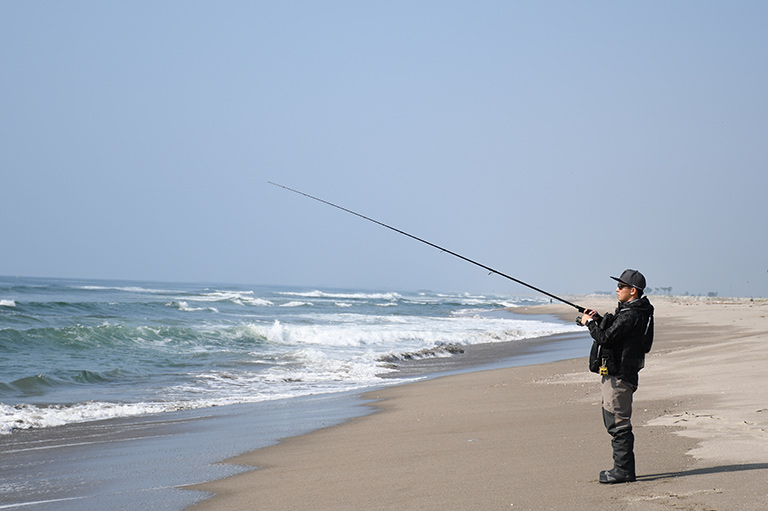 道具、ポイント、ねらい方がわかる！初めての「サーフのヒラメ釣り」入門