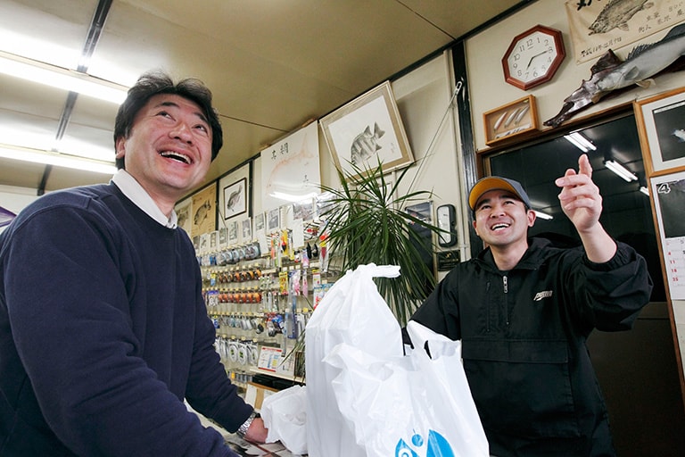 エサと氷を買う