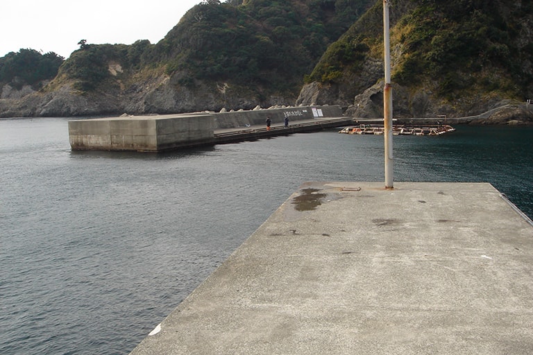 港の出入り口は好ポイントのひとつだが、船にラインを引っ掛けられないように注意しよう