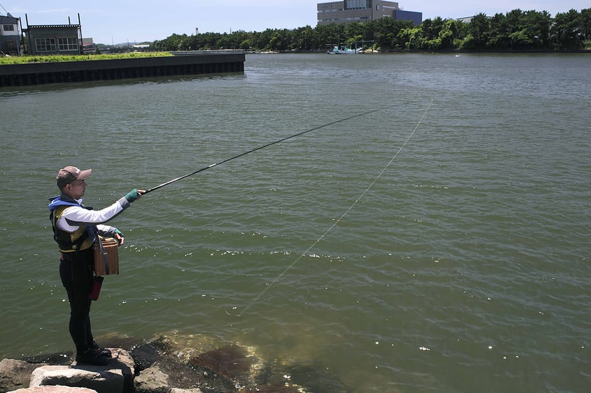 サオを立てながらオモリを放すと、仕掛けは振り子のように前方へ