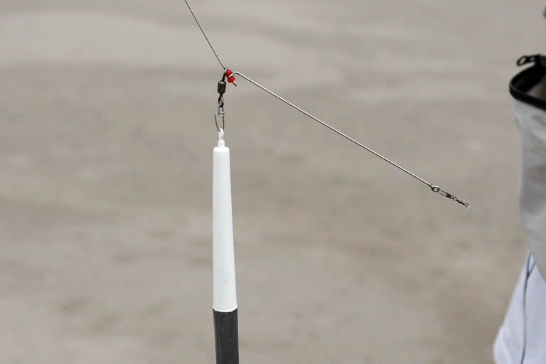 チカライトの先端にテンビンを結ぶ（ユニノットなど）