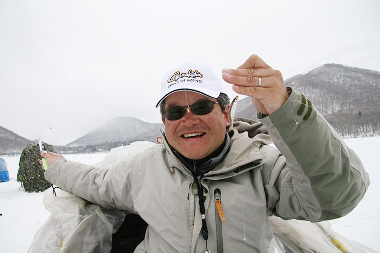 厳寒期の穴釣りは食い渋りに悩まされることも多いが、その難しさがベテランの闘志に火をつける。ねらいどおりに掛けた1尾の喜びは格別