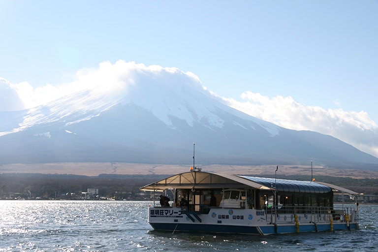 真冬に人気を集めているのが屋形船（ドーム船）でのワカサギ釣り。山中湖・相模湖・野尻湖・諏訪湖などで利用できる