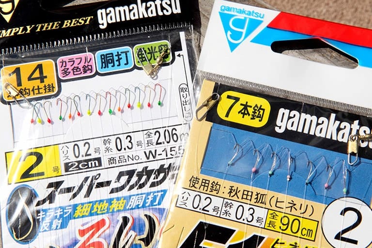 シーズンによって釣れるワカサギの大きさが違うため、それに応じたサイズのハリを使う。ボート屋や釣具店のオリジナル商品も試してみよう