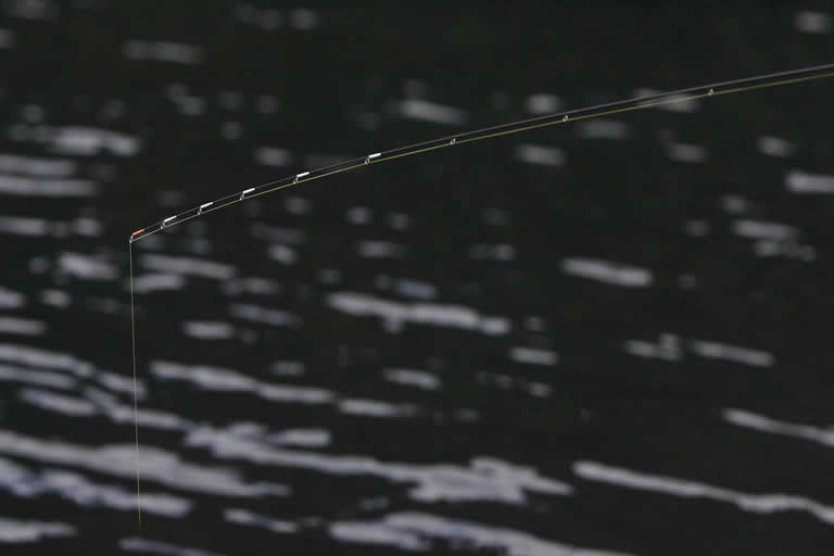 オモリが底に着くと、イトがたるんでサオがまっすぐに戻る