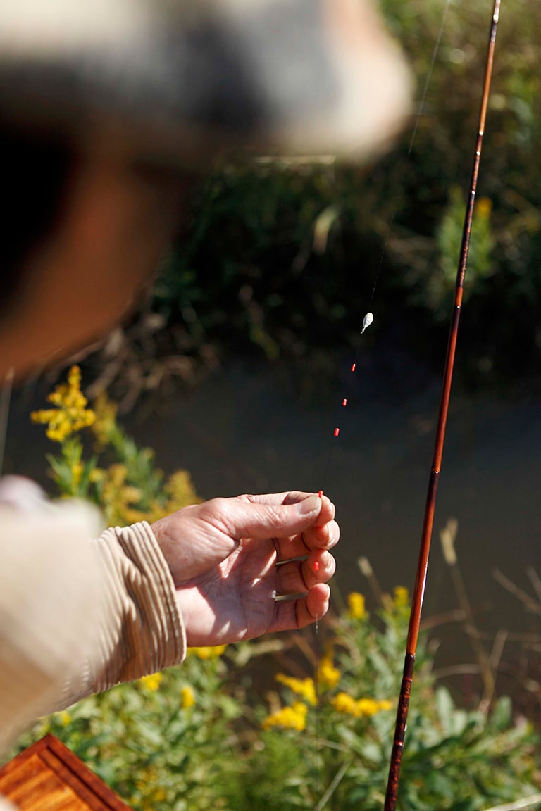 ウキ下（ウキからオモリまでの位置）が水深と同じ程度になるように調節するのが基本。なお、ウキがゆっくり沈む程度のオモリをセットし、ウキを水中に沈めて使う方法もある。