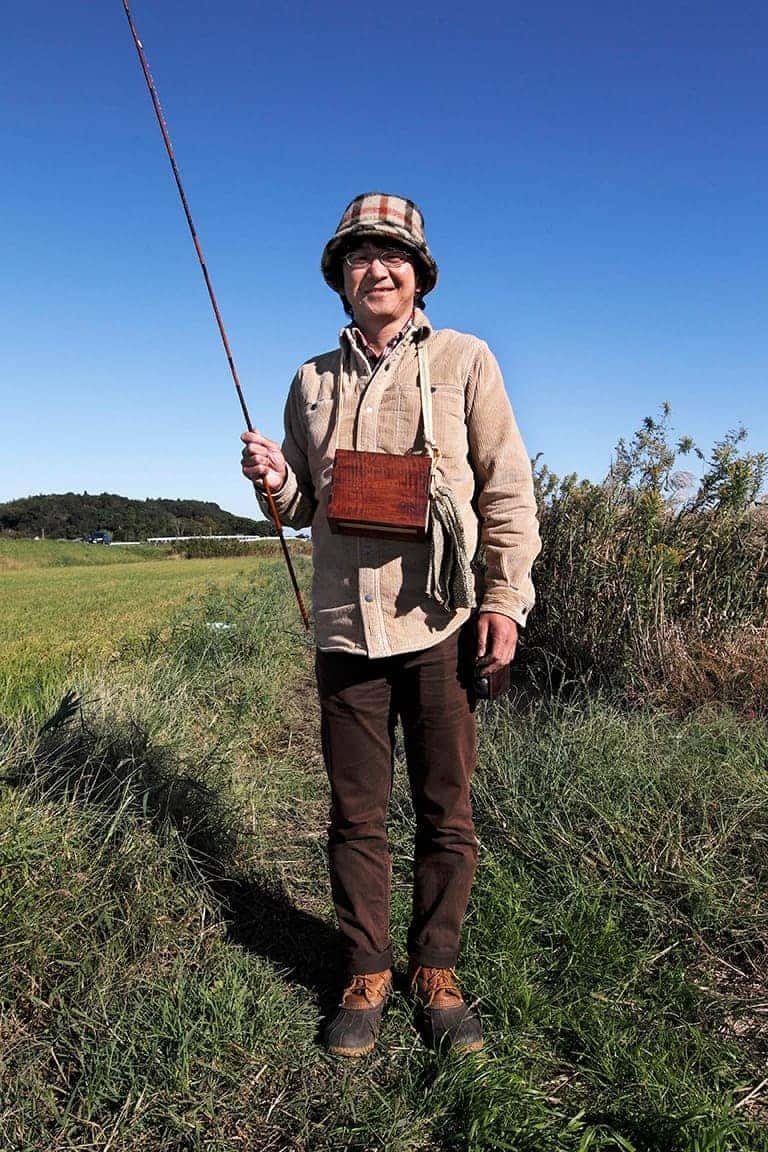 これがホソでの探り釣りの定番スタイル。仕掛けなどの小物はウエストポーチやポケットに収納すればバッグも必要なく、テンポよく探ることができる。足回りはスニーカーで充分だが、ぬかるんでいる場所もあるので長靴も用意しておくといい