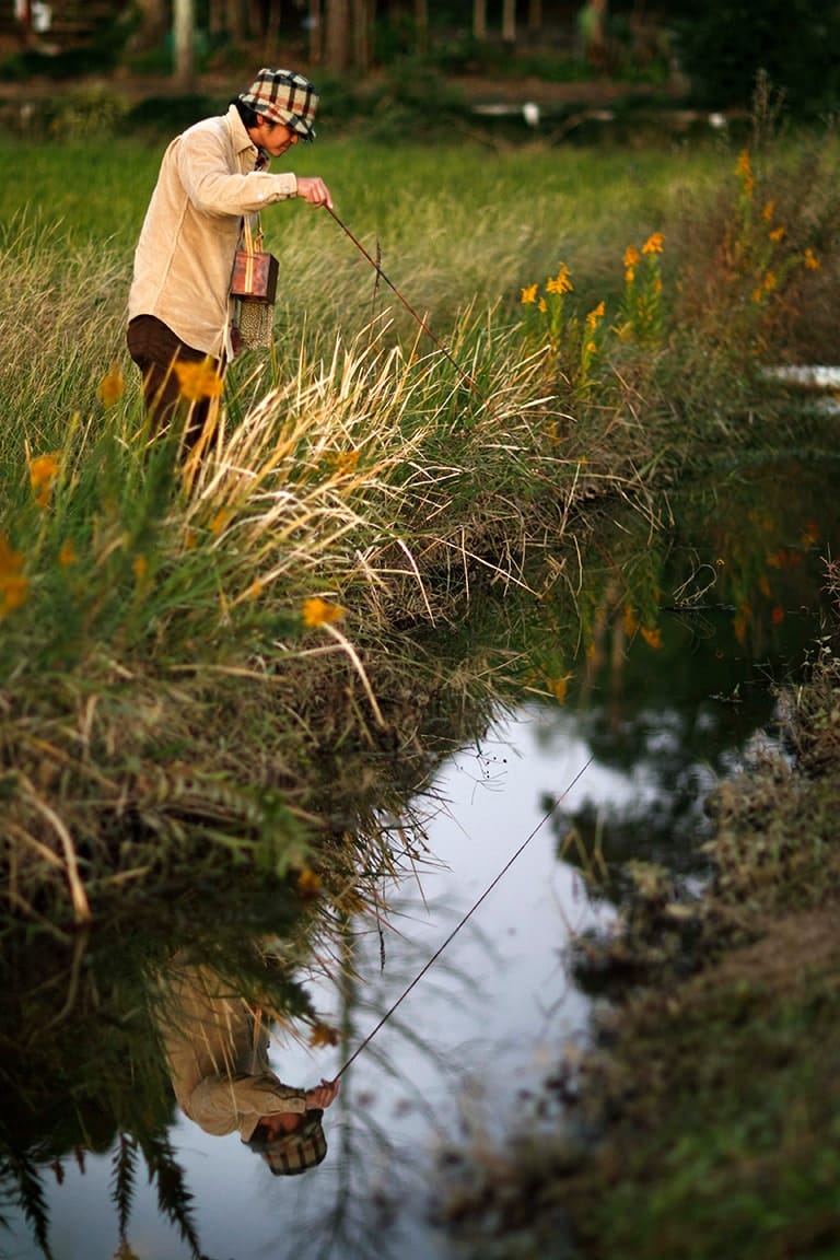 ウこれがホソでの探り釣りの定番スタイル。仕掛けなどの小物はウエストポーチやポケットに収納すればバッグも必要なく、テンポよく探ることができる。足回りはスニーカーで充分だが、ぬかるんでいる場所もあるので長靴も用意しておくといい