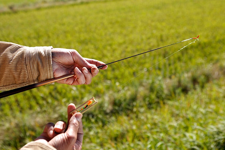 振り出しノベザオを使う場合は、まず穂先のリリアンに仕掛けをチチワぶしょう付けで接続する。そして穂先から順にサオを伸ばしつつ、仕掛けをほどいていく
