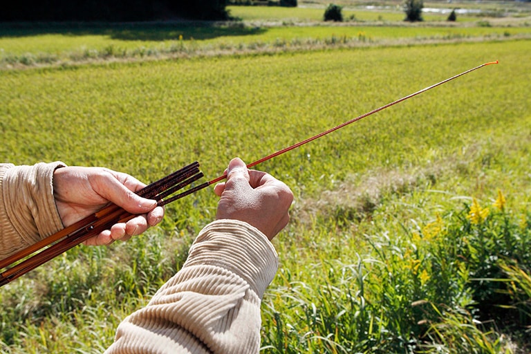 竹ザオは最初にすべての節を繋いでから、最後に仕掛けを結ぶ。この時も穂先から繋いでいくのがセオリーだ