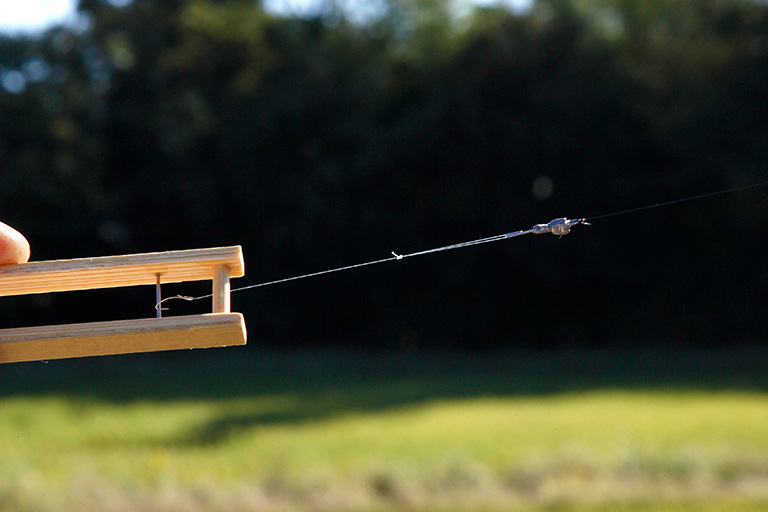 ハリスは3～5cm。輪を作ってハリス止めに引っ掛ければセット完了だ。