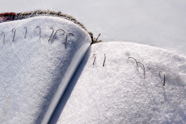 フナ釣りに使うハリの種類は「袖」がオーソドックス（左側）。ただし小ブナ釣りでは掛かりのよい「秋田狐」（右側）を好む人も多い
