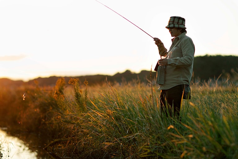 晩秋のフナ釣りでは早起きは不要。朝は水温が低くてフナの活性が低いことが多い。水が温かくなりはじめる10時ごろからスタートすれば充分だ。また、夕マヅメには食いが立ちやすい