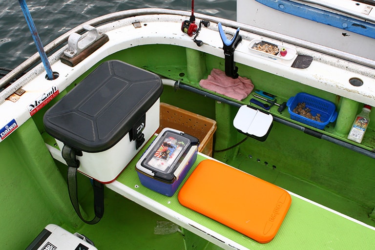 座席まわりにはこのように道具を整理しておく