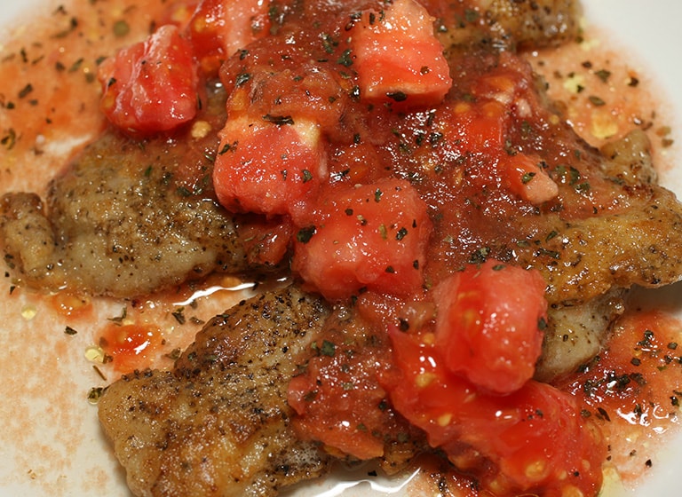 メバルはクセのない白身で洋風の料理にも合う。3枚に下ろしたあと、塩コショウして薄く小麦粉をつけ、オリーブオイルやバターでムニエルに。トマトソースと合わせてもいい