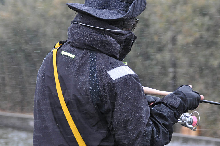 冬の釣りを楽しくする防寒ウエア選び