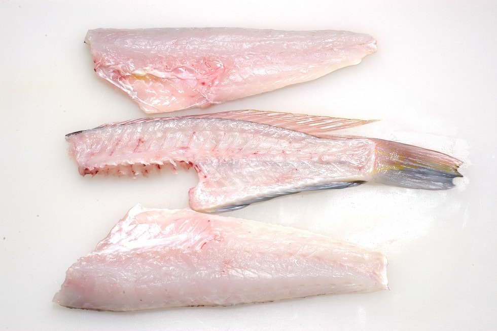 表身（魚の左側面）、裏身（右側面）、中骨の3枚におろした状態。