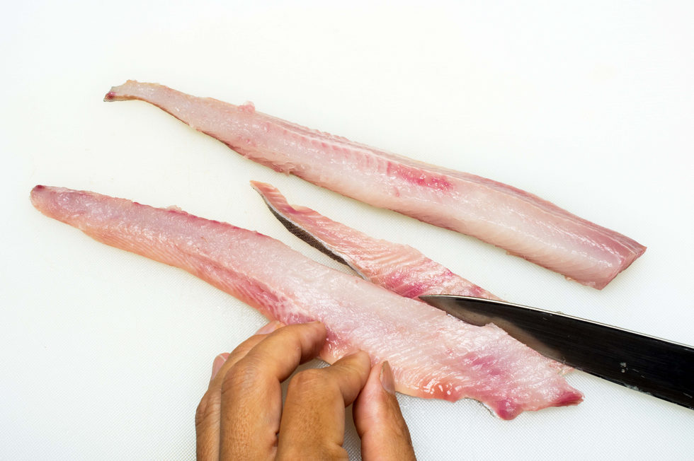 さらに背身と腹身にある血合骨を薄くそぎ取って……