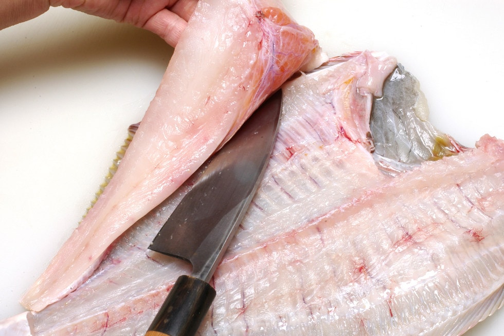 この際、中骨の上面を刃先でなでてザッ、ザッと小気味音が出るくらいだと身が残らない。