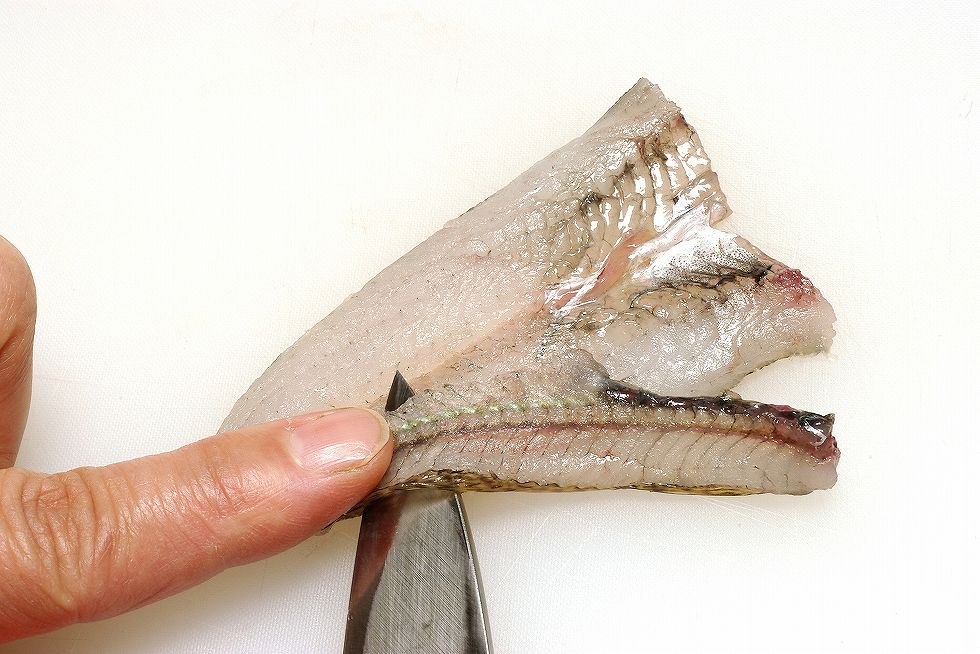 頭の切り口から中骨をそぎ始め……