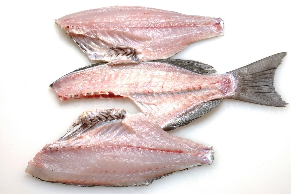 反対側の半身も切り離し、表身（魚の左側の身）、裏身（右側の身）、中骨に分けると基本の3枚おろしになる。