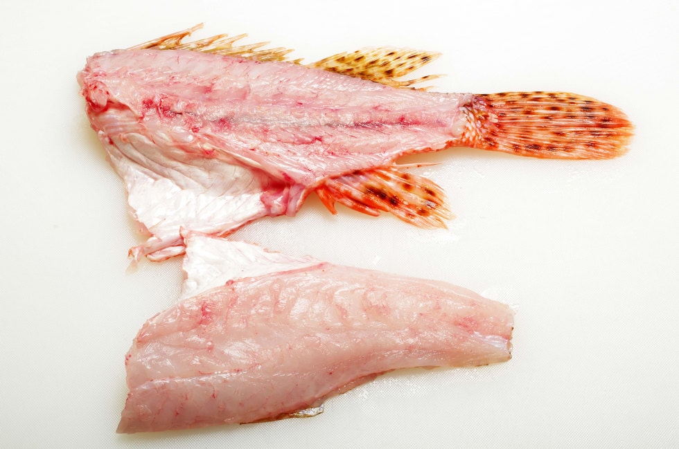 この段階は半身に中骨が付いたままの2枚おろし。
