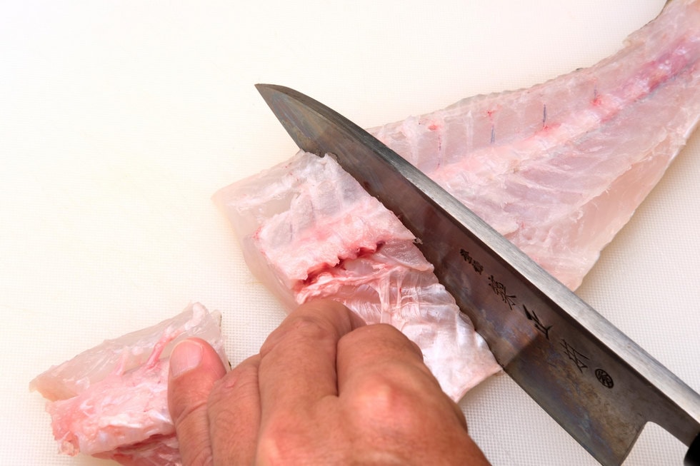 もう一度包丁を当て直して切り身にすると簡単だ。