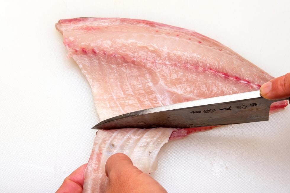 この際、脂の乗りがよい腹身だけに、その末端は残さないようにていねいに切り取ること。