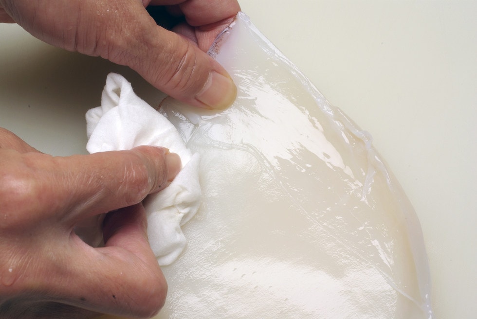 刺し身用は胴体の内側にある薄皮を処理する。乾いたペーパータオルを使って薄皮を押し上げ、その口からゆっくりと剥ぎ取る。