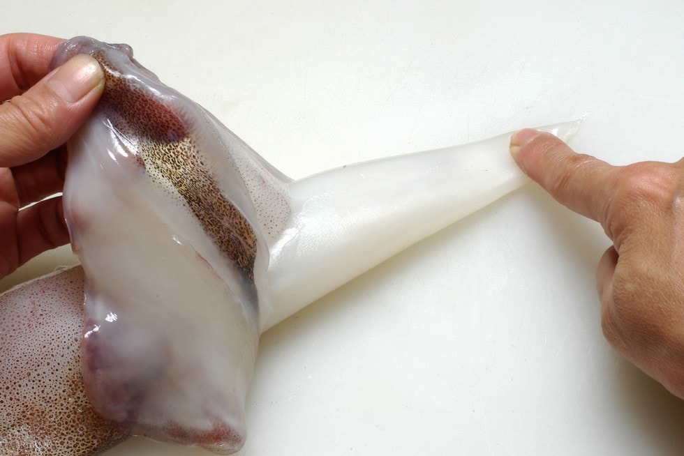 エンペラと皮をつかみ、胴の先端部でクルリと裏返す。