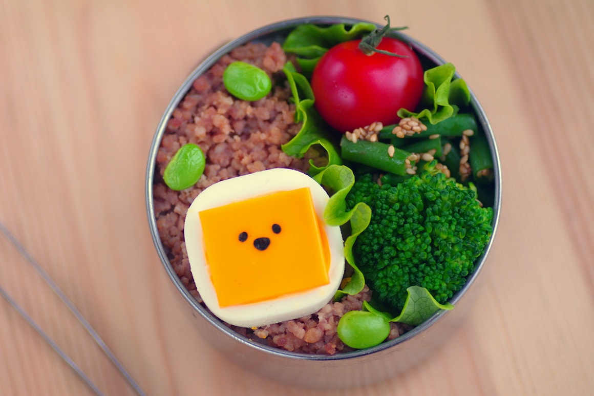 3.型紙に沿って海苔をハサミでカットして、目と鼻を2)に乗せる。
