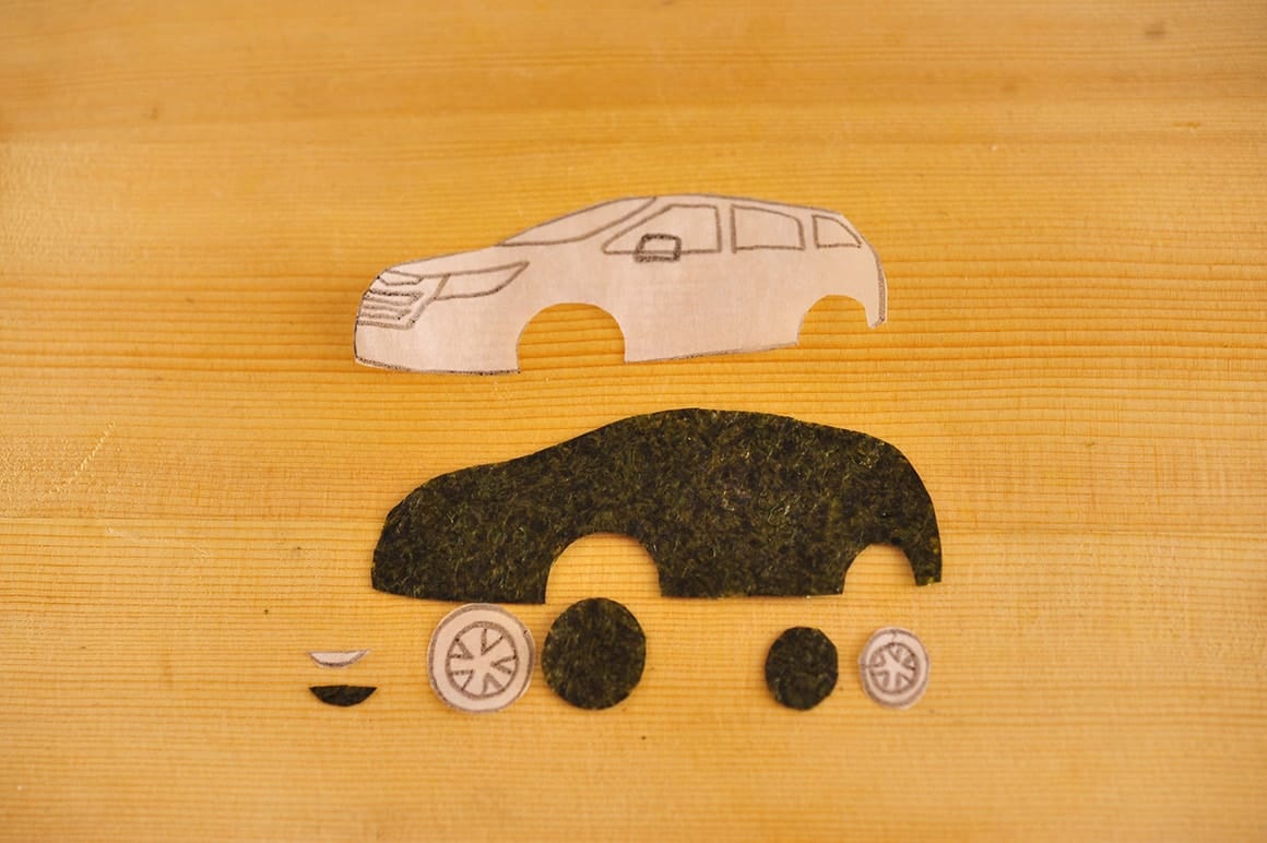 5. 型紙に沿って海苔をカットし、ボディ、タイヤを作り、4)に貼る。