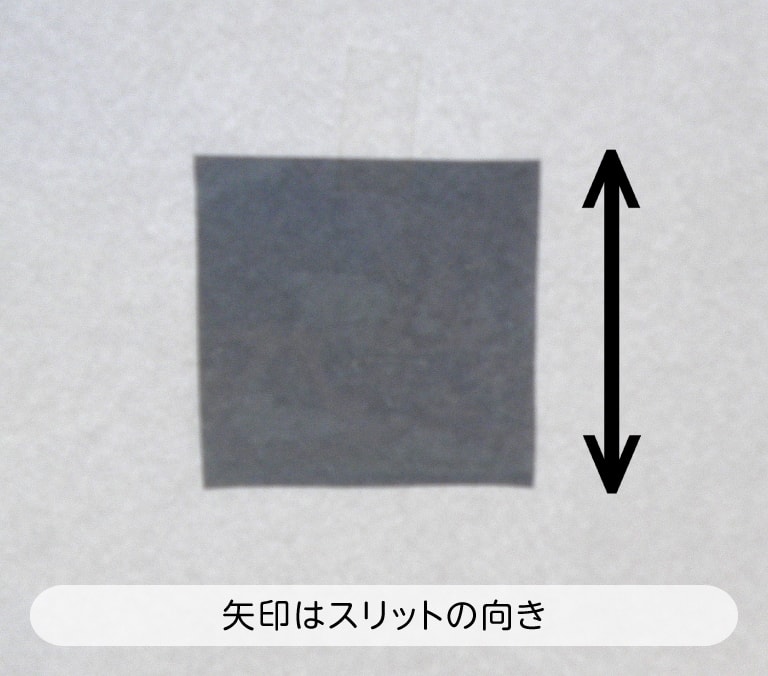 窓にはる