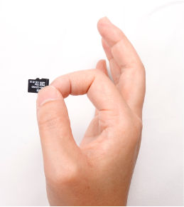 付属のmicroSDカードの印字されている側を手前にして、人差し指と親指でつまむ