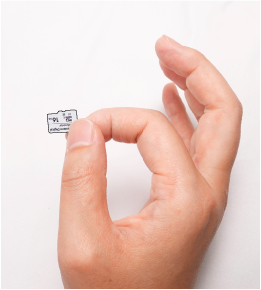 付属のmicroSDカードの印字されている側を手前にして、人差し指と親指でつまむ