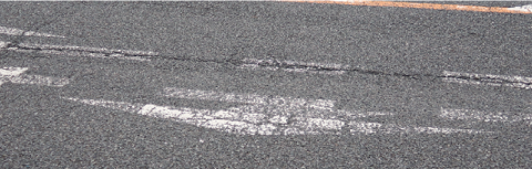ひび割れた路面