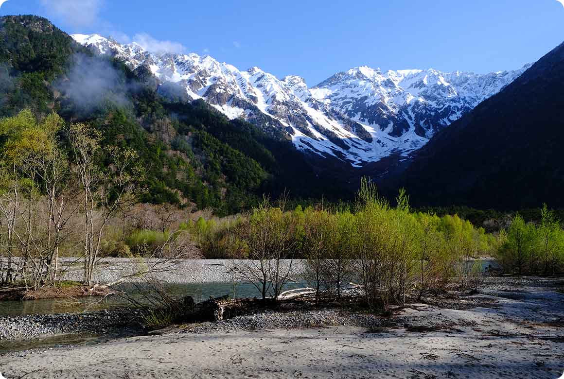 新緑の季節。雪が残る穂高連峰