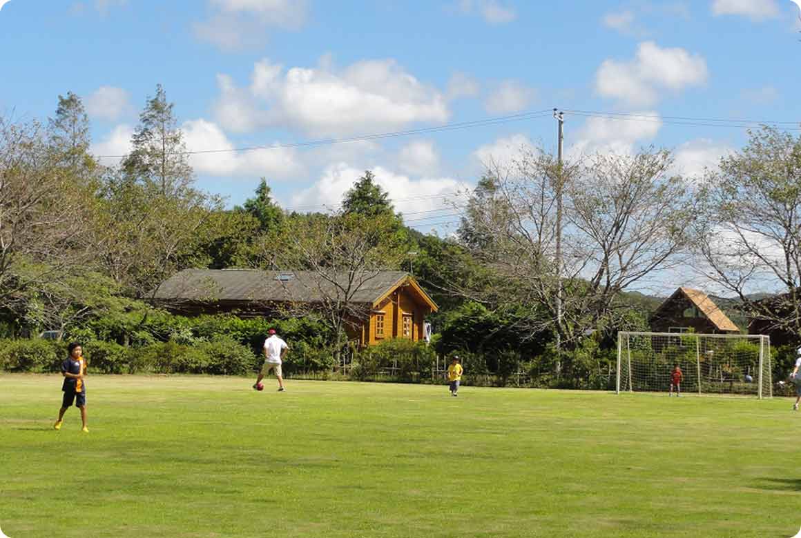 広大な多目的広場。ボール遊びもここで楽しめる