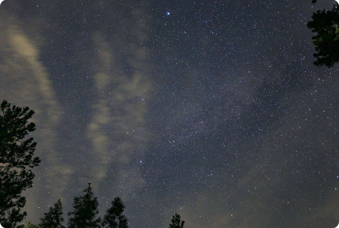 人工的な灯りが少ないため、晴れた日は無数の星空を観望できる