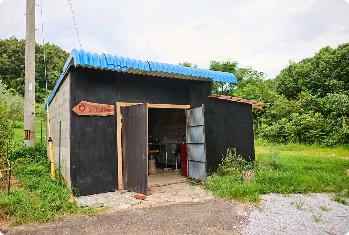 炊事棟は屋根付きなので、雨や寒い時期にはありがたい。温水も出る