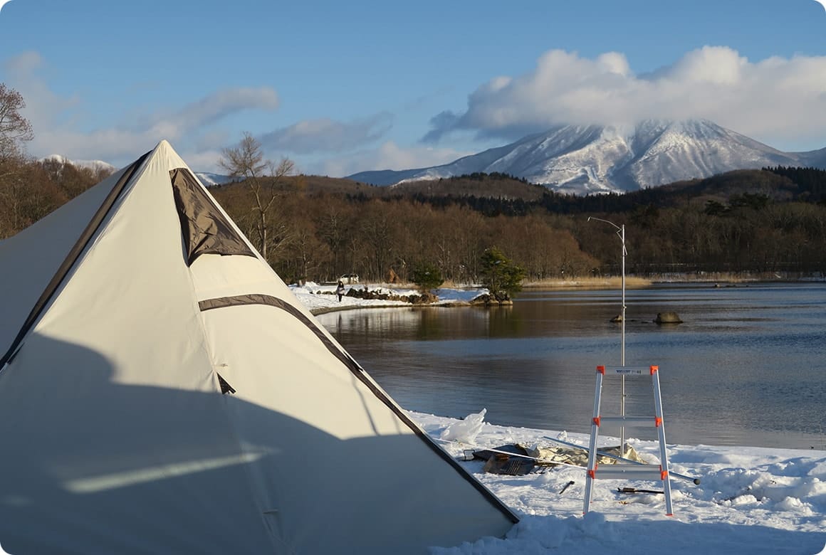 猪苗代湖に向かって左手に目を向けると、キレイに雪化粧をした磐梯山が望めます