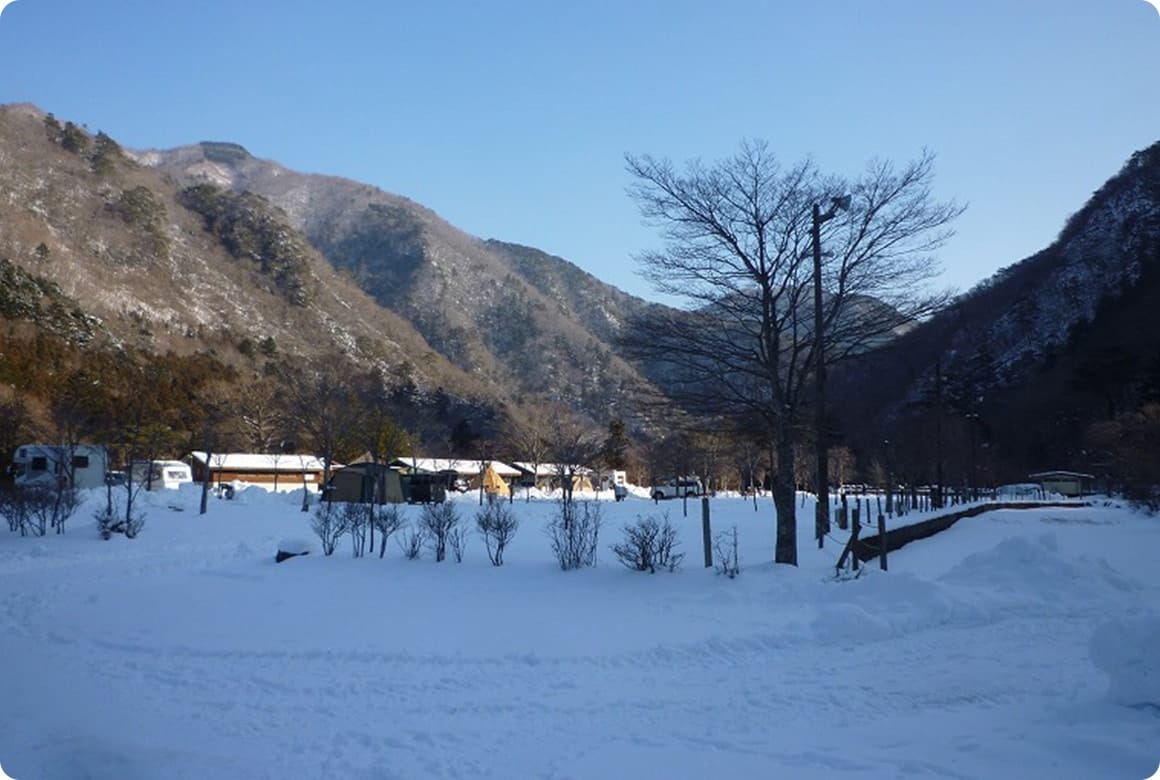 テントサイトは一面真っ白に。積雪は例年20〜30cmほどで比較的少なめのため、はじめての人にもおすすめ