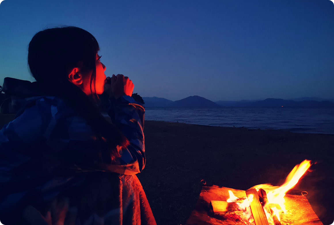 静かな湖を目の前にして焚き火をしている時間は、都会の喧騒を忘れさせてくれます