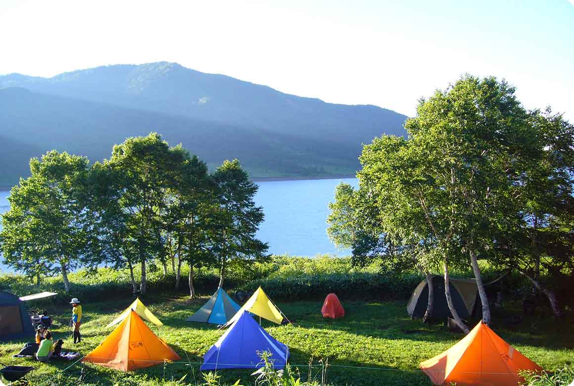 テントエリアから野反湖を望む。周囲の登山のベースとして利用するのもおすすめ